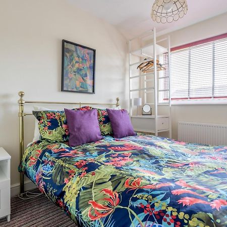 Chic 2-Bedroom Townhouse In Vibrant Abergavenny Exterior photo