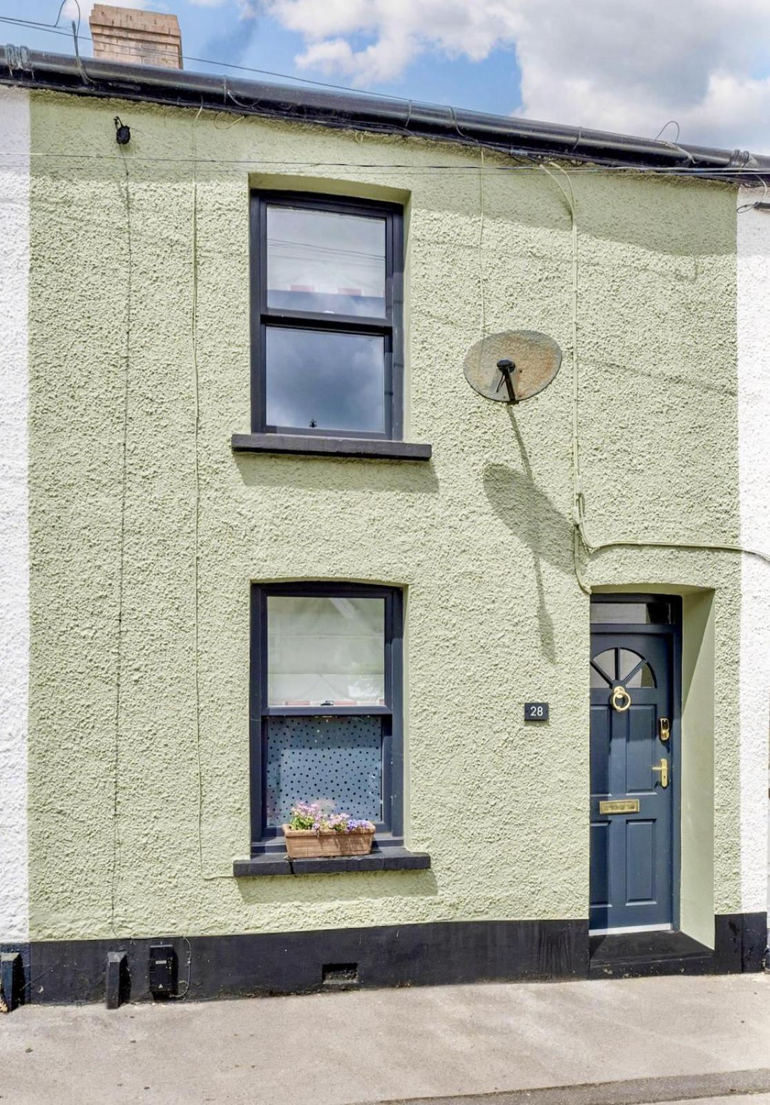 Chic 2-Bedroom Townhouse In Vibrant Abergavenny Exterior photo